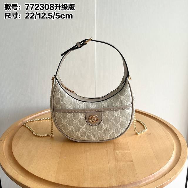 实拍# 款号:77 8 尺寸;22X 12.5X 5Cm Gg半月造型迷你手袋, 这款迷你手袋采用新月造型搭配Gg Supreme帆布材质,散发出浓郁的复古格调 实拍# 款号:77 8 尺寸;22X 12.5X 5Cm Gg半月造型迷你手袋, 这款迷你手袋采用新月造型搭配Gg Supreme帆布材质,散发出浓郁的复古格调