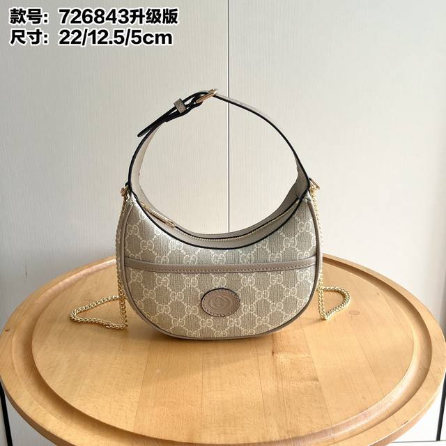 实拍# 款号:726843 尺寸;22X 12.5X 5Cm Gg半月造型迷你手袋, 这款迷你手袋采用新月造型搭配Gg Supreme帆布材质,散发出浓郁的复古 实拍# 款号:726843 尺寸;22X 12.5X 5Cm Gg半月造型迷你手袋, 这款迷你手袋采用新月造型搭配Gg Supreme帆布材质,散发出浓郁的复古