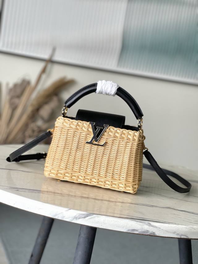 特级原厂皮 M14366 黑色迷你 本款Capucines Mini 手袋回溯品牌于1892年推出的Picnic硬箱，以考究设计传递度假风情。藤条包身需要数天的