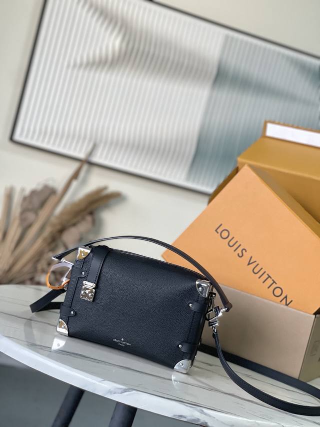 头层皮 顶级原单M25160 本款Sidetrunk中号手袋浸染新季雅致色调，为牛皮革融入S-Lock锁扣等耀目金属件，缓缓道出品牌经典硬箱的灵感启发。牛皮革饰