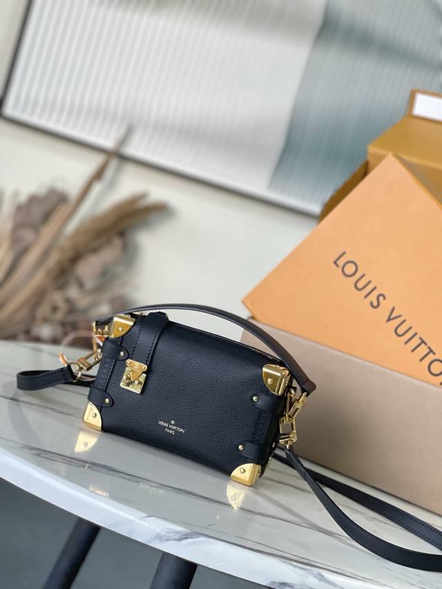 头层皮 顶级原单M23817 本款Side Trunk小号手袋以细腻皮革映衬S-Lock锁扣和硬箱风格细节的金属光泽，致敬路易威登的制箱传承。玲珑构型有序归集随