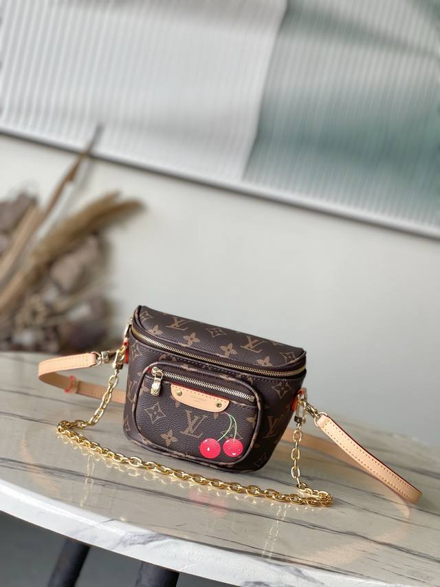 顶级原单 M13449 取材经典 Monogram 涂层帆布，以路易威登 X 村上隆复刻系列的甜美樱桃图案点亮潮流姿彩。考究皮革构筑 链条包腰包系列 Mini