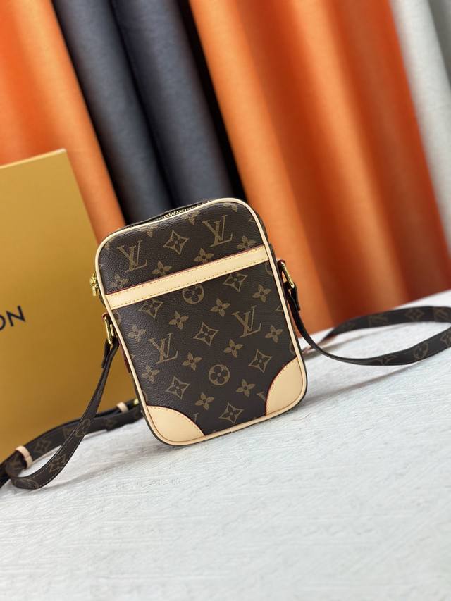 44200 M45266A经典挎包此款手袋采用Monogram帆布与变色皮贴饰，配以肩带，可斜挎.尺寸12X17X4.