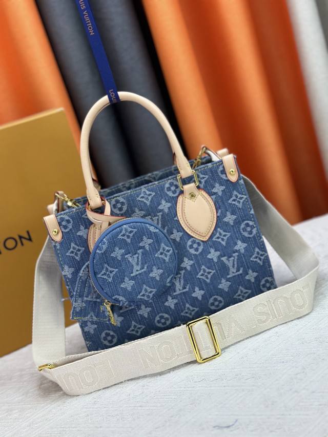 升级原版 M14633 M46373 蓝色丹宁牛仔四方包 本款 Onthego 小号手袋选用棉质丹宁织就 Monogram 图案，经漂白和砂洗后呈现复古风范。拆