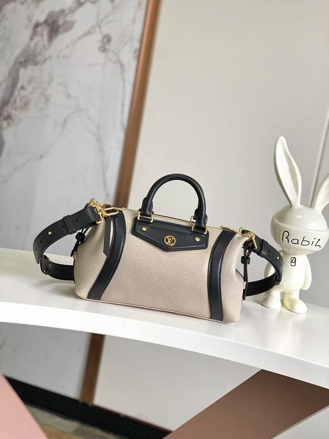 海原外单 独实家拍 半钢163芯片 M14514黑色 14721米白 本款 Lv Biker 小号手袋瞩目亮相 2025 春夏秀场，以像素效果粒面羊皮革演绎 N