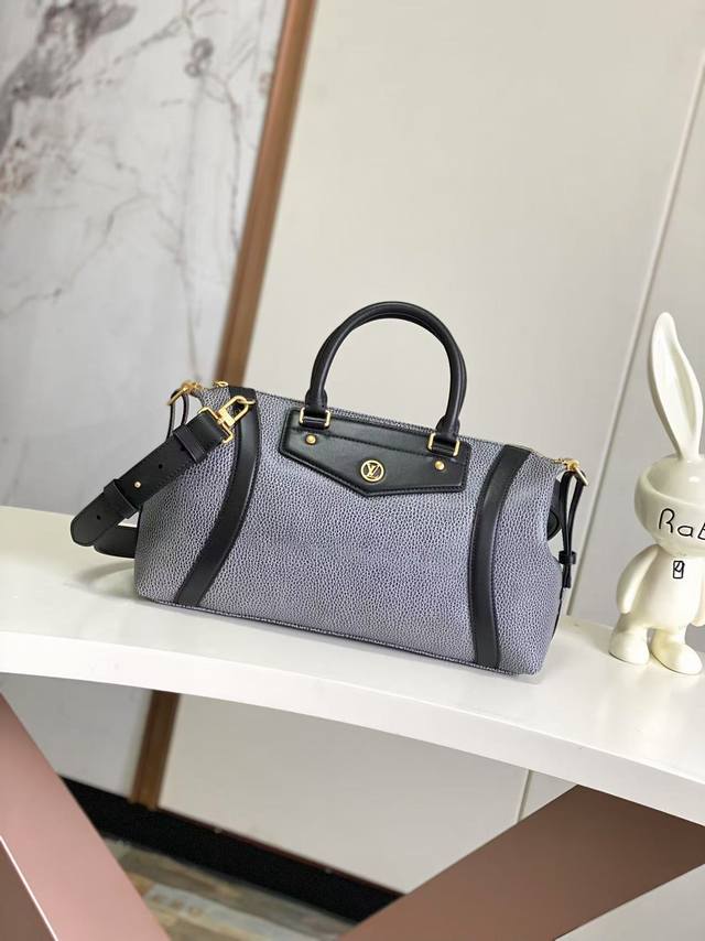 海原外单 独实家拍 半钢163芯片 M14700黑色 M14702灰蓝 本款 Lv Biker 中号手袋瞩目亮相 2025 春夏秀场，以经典机车夹克灵感展现 N