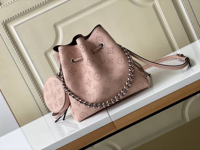 海原外单 独实家拍 型号M57068粉 57070黑 57201灰 Bella 水桶包采用 Monogram 镂花穿孔小牛皮塑造小巧构型，再令相同图案以袖珍比例