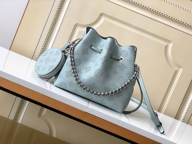 海原外单 独实家拍 型号21144蓝 M57068粉 57070黑 57201灰 Bella 水桶包采用 Monogram 镂花穿孔小牛皮塑造小巧构型，再令相同