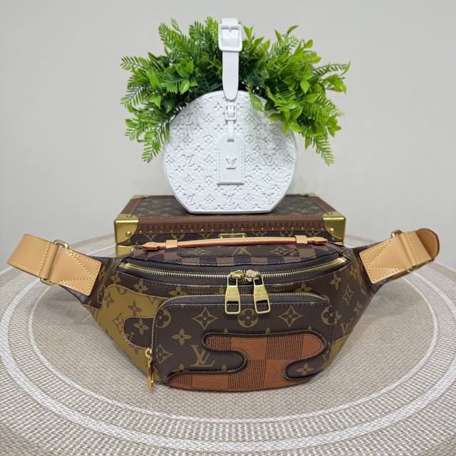顶级原单 M15271 老花 头层牛皮 本款Rush腰包为深邃Monogram帆布包身点缀Damier与Monogram Reverse刺绣纵占饰，令别致图案跃