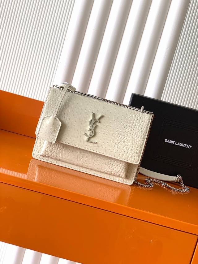 独家背景 白鳄鱼纹 银 #经典款贵气鳄鱼纹Sunset日落包 原厂皮版本！喜欢鳄鱼纹包包的小伙伴不能错过的一款！高品质 正品皮，正品开模五金，追求每一个每一个细