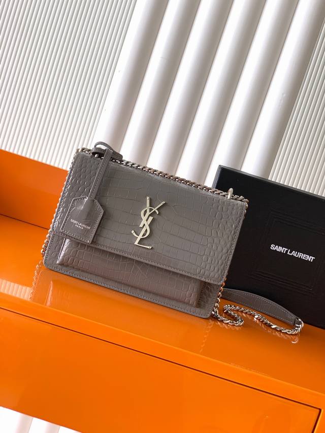 独家背景 灰鳄鱼纹 银 #经典款贵气鳄鱼纹Sunset日落包 原厂皮版本！喜欢鳄鱼纹包包的小伙伴不能错过的一款！高品质 正品皮，正品开模五金，追求每一个每一个细