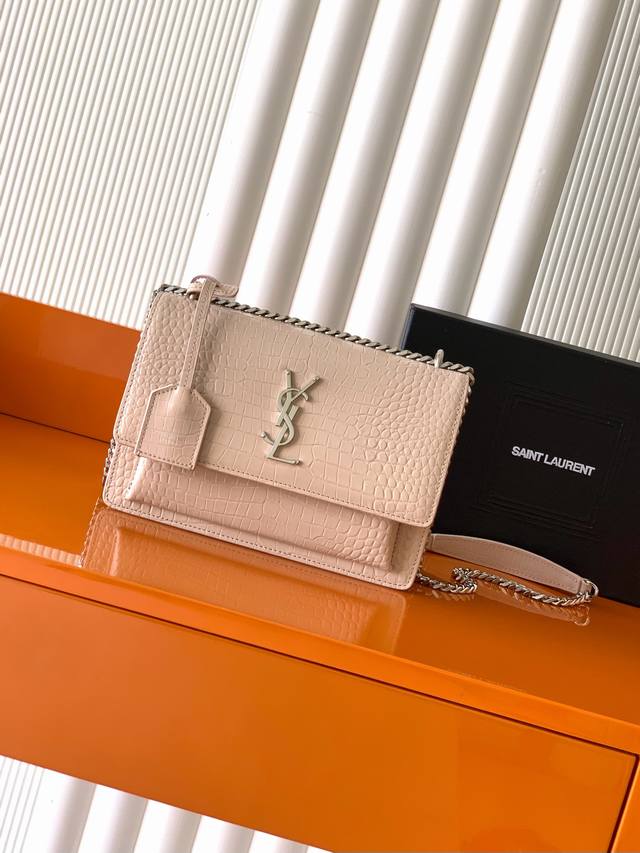 独家背景 粉鳄鱼纹 银 #经典款贵气鳄鱼纹Sunset日落包 原厂皮版本！喜欢鳄鱼纹包包的小伙伴不能错过的一款！高品质 正品皮，正品开模五金，追求每一个每一个细