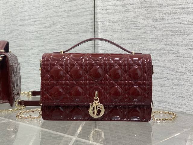 原厂 配全套原版包装 酒红漆皮现货 砖柜最新中号珍珠链条手拿包，标志性的藤纹格，经典的字母吊饰，别致的手柄设计，搭配柔软的羊皮，优雅又时尚，亮点在于绝美的链条，