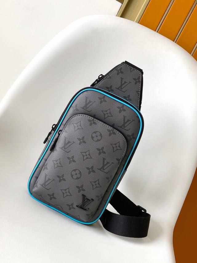 顶级原单 头层 动态芯片版M11703灰蓝配色 对版质量 M47137黑花本款 Avenue 小号单肩包选用 Monogram Eclipse 涂层帆布，以精巧