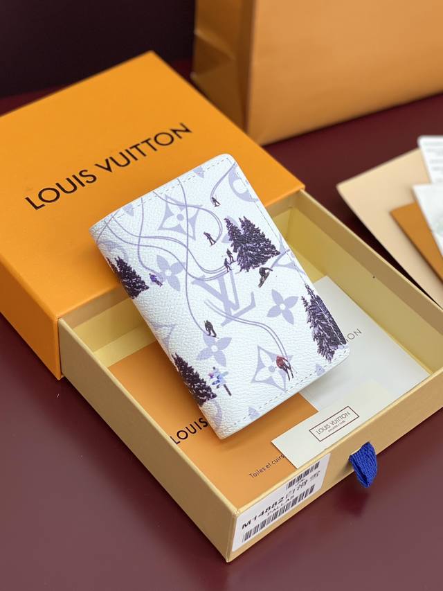 出厂价P M14880 卡包！滑雪白色！口袋钱夹、本款口袋钱夹取材 Colored Monogram 帆布，将写实风格的运动员图案和剪影化作袖珍运动场景印花，与