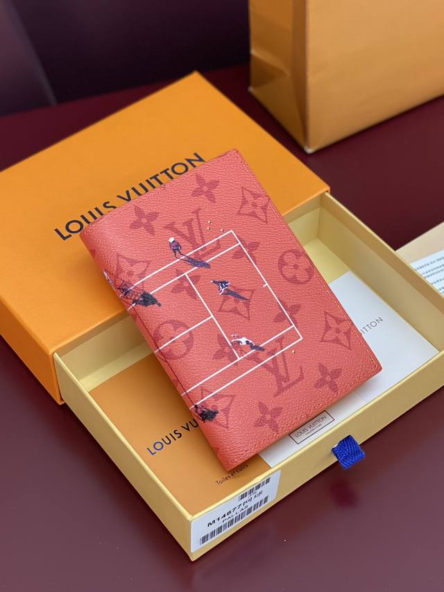 出厂价P M14877 护照！网球橙色！时尚出行的绝佳伴侣。质感奢华的粒纹小牛皮内衬，内部多隔层构造，风格经典的旅行配饰。挎着华丽的路易威登手袋大肆采购的运动员