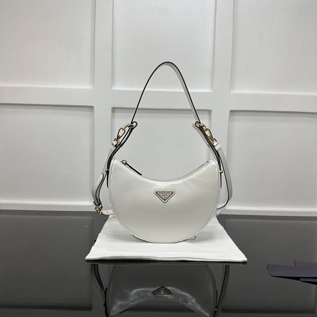 Prada 新款专柜品质,顶级原单货 原厂皮,原厂五金、,实物实拍,款号:1Bc194油腊皮白色 双肩带 尺寸:W22.5Xh18.5Xd6.5Cm, Prada 新款专柜品质,顶级原单货 原厂皮,原厂五金、,实物实拍,款号:1Bc194油腊皮白色 双肩带 尺寸:W22.5Xh18.5Xd6.5Cm,