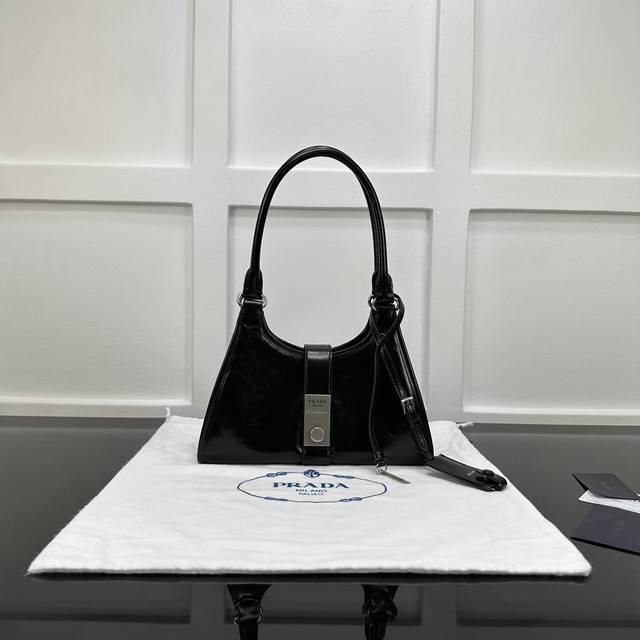 Prada 新款专柜品质,顶级原单货 原厂皮,原厂五金、实物实拍,款号:1Bg580迷你克色、进口油腊皮 尺寸:W26Xh18Xd12Cm, Prada 新款专柜品质,顶级原单货 原厂皮,原厂五金、实物实拍,款号:1Bg580迷你克色、进口油腊皮 尺寸:W26Xh18Xd12Cm,