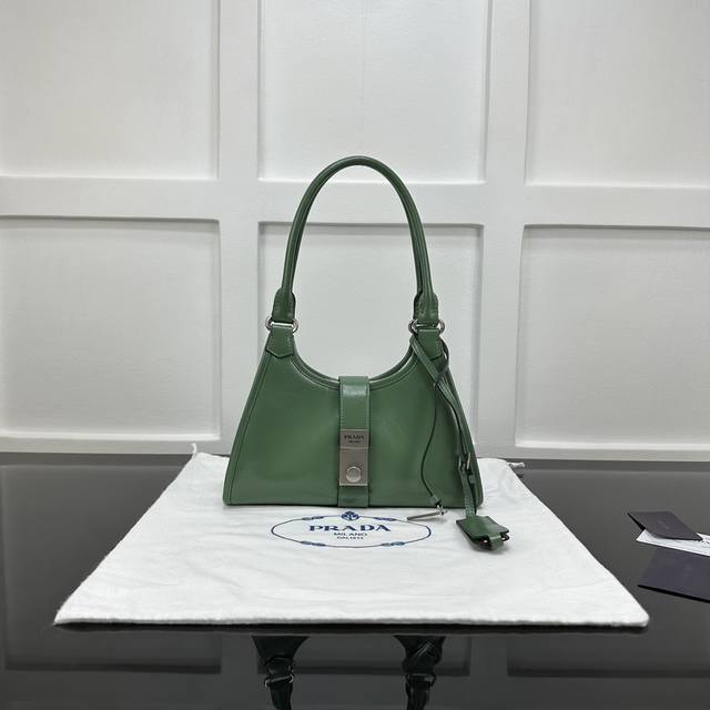 Prada 新款专柜品质,顶级原单货 原厂皮,原厂五金、实物实拍,款号:1Bg580迷你草绿色、进口油腊皮 尺寸:W26Xh18Xd12Cm, Prada 新款专柜品质,顶级原单货 原厂皮,原厂五金、实物实拍,款号:1Bg580迷你草绿色、进口油腊皮 尺寸:W26Xh18Xd12Cm,