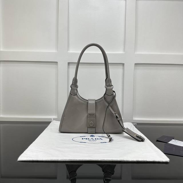 Prada 新款专柜品质,顶级原单货 原厂皮,原厂五金、实物实拍,款号:1Bg580迷你紫灰色、进口油腊皮 尺寸:W26Xh18Xd12Cm, Prada 新款专柜品质,顶级原单货 原厂皮,原厂五金、实物实拍,款号:1Bg580迷你紫灰色、进口油腊皮 尺寸:W26Xh18Xd12Cm,