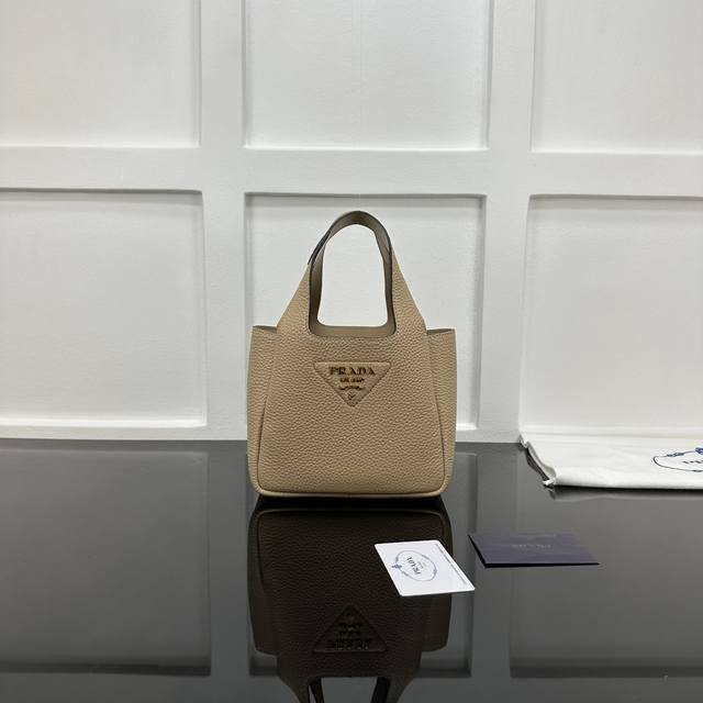 Prada 新款专柜品质,顶级原单货 原厂皮,原厂五金、实物实拍,款号:1Ba349茶裸色 金色五金 尺寸:W18Xh15.5Xd10Cm, Prada 新款专柜品质,顶级原单货 原厂皮,原厂五金、实物实拍,款号:1Ba349茶裸色 金色五金 尺寸:W18Xh15.5Xd10Cm,