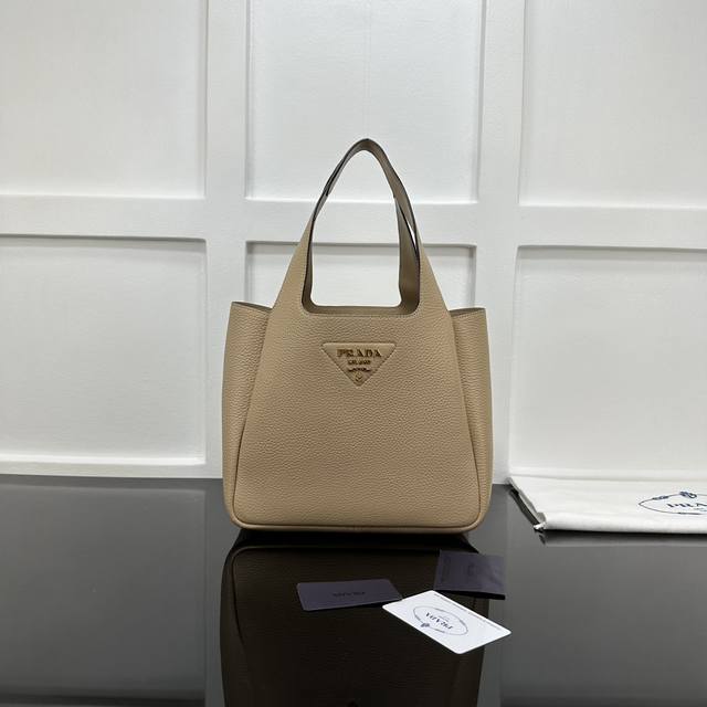Prada 新款专柜品质,顶级原单货 原厂小牛皮,原厂五金、实物实拍,款号:1Bg335茶裸色金色五金 菜篮子水桶包 尺寸:W25Xh21.5Xd14Cm, Prada 新款专柜品质,顶级原单货 原厂小牛皮,原厂五金、实物实拍,款号:1Bg335茶裸色金色五金 菜篮子水桶包 尺寸:W25Xh21.5Xd14Cm,
