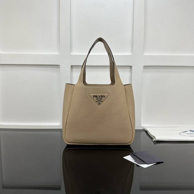 Prada 新款专柜品质,顶级原单货 原厂小牛皮,原厂五金、实物实拍,款号:1Bg335茶裸色白钢五金 菜篮子水桶包 尺寸:W25Xh21.5Xd14Cm, Prada 新款专柜品质,顶级原单货 原厂小牛皮,原厂五金、实物实拍,款号:1Bg335茶裸色白钢五金 菜篮子水桶包 尺寸:W25Xh21.5Xd14Cm,