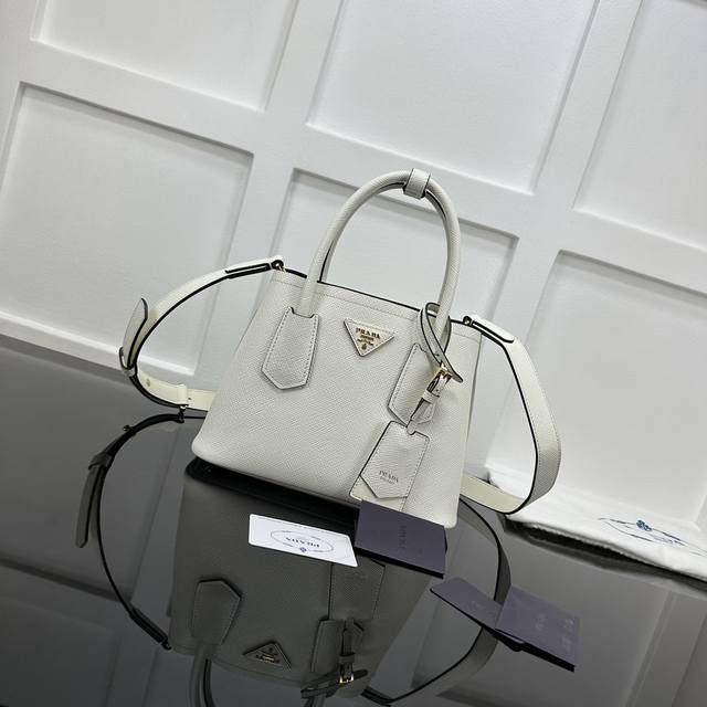 Prada 新款专柜品质,顶级原单货 原厂皮,原厂五金、实物实拍,款号:1Bg443白色粗十字纹 克色羊皮里 尺寸:W25Xh18.5Xd12.5Cm, Prada 新款专柜品质,顶级原单货 原厂皮,原厂五金、实物实拍,款号:1Bg443白色粗十字纹 克色羊皮里 尺寸:W25Xh18.5Xd12.5Cm,