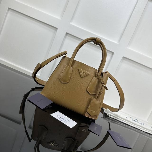 Prada 新款专柜品质,顶级原单货 原厂皮,原厂五金、实物实拍,款号:1Bg443焦糖粗十字纹 焦糖羊皮里 尺寸:W25Xh18.5Xd12.5Cm, Prada 新款专柜品质,顶级原单货 原厂皮,原厂五金、实物实拍,款号:1Bg443焦糖粗十字纹 焦糖羊皮里 尺寸:W25Xh18.5Xd12.5Cm,