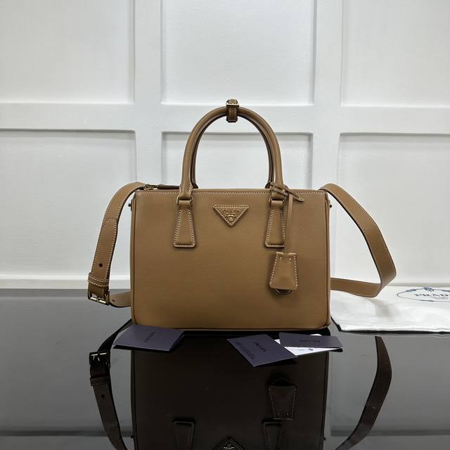 Prada 新款专柜品质,顶级原单货 原厂皮,原厂五金、杀手包 ,实物实拍,款号:1Ba863平纹焦糖 尺寸:W28Xh20Xd12Cm, Prada 新款专柜品质,顶级原单货 原厂皮,原厂五金、杀手包 ,实物实拍,款号:1Ba863平纹焦糖 尺寸:W28Xh20Xd12Cm,