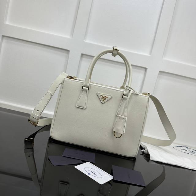 Prada 新款专柜品质,顶级原单货 原厂皮,原厂五金、杀手包 ,实物实拍,款号:1Ba863平纹白皮 尺寸:W28Xh20Xd12Cm, Prada 新款专柜品质,顶级原单货 原厂皮,原厂五金、杀手包 ,实物实拍,款号:1Ba863平纹白皮 尺寸:W28Xh20Xd12Cm,