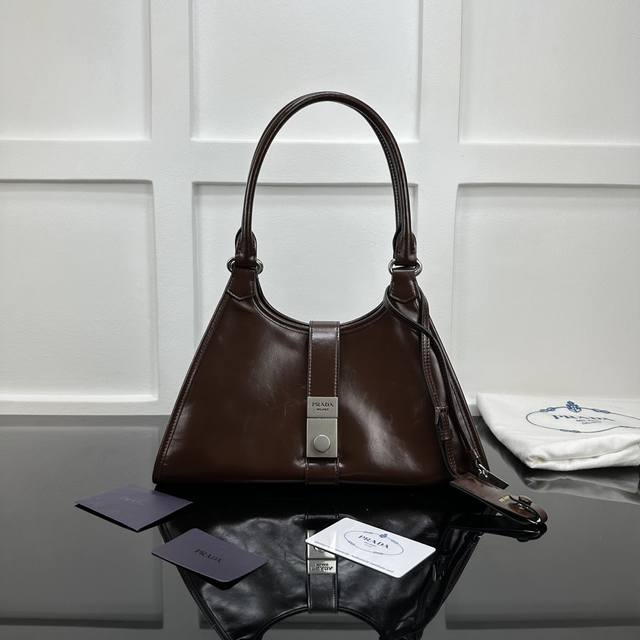 Prada 新款专柜品质,顶级原单货 原厂皮,原厂五金、实物实拍,款号:1Bg563咖棕进口油腊皮 尺寸:W32Xh21Xd15Cm, Prada 新款专柜品质,顶级原单货 原厂皮,原厂五金、实物实拍,款号:1Bg563咖棕进口油腊皮 尺寸:W32Xh21Xd15Cm,