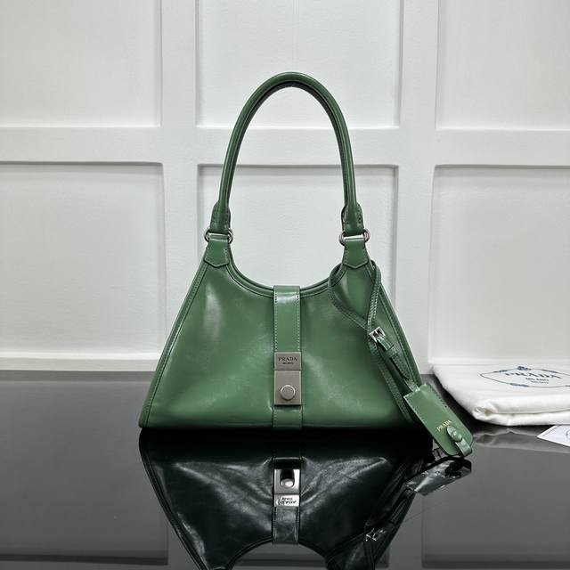 Prada 新款专柜品质,顶级原单货 原厂皮,原厂五金、实物实拍,款号:1Bg563草绿进口油腊皮 尺寸:W32Xh21Xd15Cm, Prada 新款专柜品质,顶级原单货 原厂皮,原厂五金、实物实拍,款号:1Bg563草绿进口油腊皮 尺寸:W32Xh21Xd15Cm,