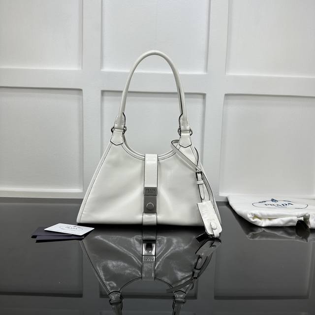 Prada 新款专柜品质,顶级原单货 原厂皮,原厂五金、实物实拍,款号:1Bg563白色进口油腊皮 尺寸:W32Xh21Xd15Cm, Prada 新款专柜品质,顶级原单货 原厂皮,原厂五金、实物实拍,款号:1Bg563白色进口油腊皮 尺寸:W32Xh21Xd15Cm,