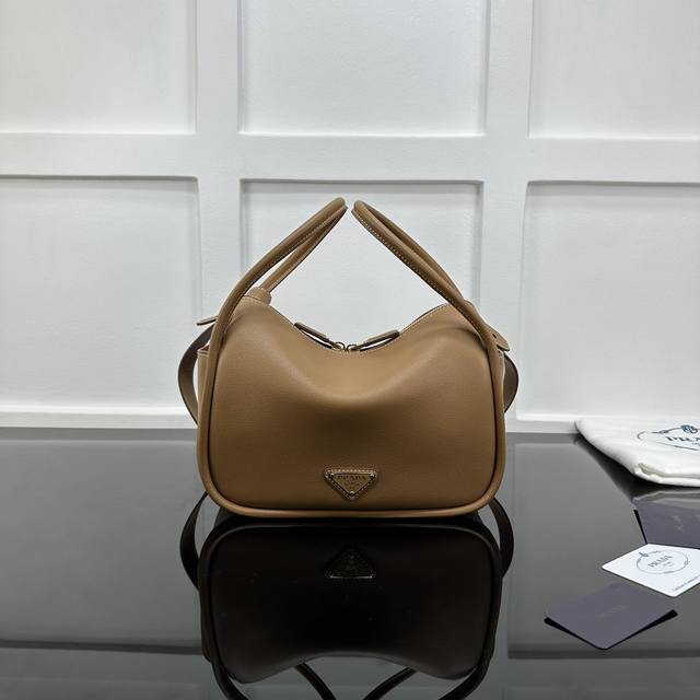 Prada 新款专柜品质,顶级原单货 原厂皮,原厂五金、实物实拍,款号:1Ba451焦糖 尺寸:W25Xh18Xd10.5Cm, Prada 新款专柜品质,顶级原单货 原厂皮,原厂五金、实物实拍,款号:1Ba451焦糖 尺寸:W25Xh18Xd10.5Cm,