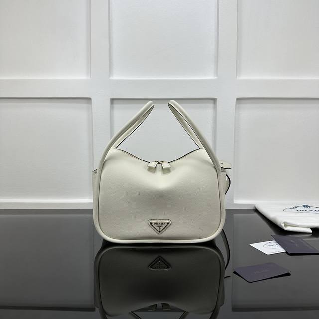 Prada 新款专柜品质,顶级原单货 原厂皮,原厂五金、实物实拍,款号:1Ba451白皮 尺寸:W25Xh18Xd10.5Cm, Prada 新款专柜品质,顶级原单货 原厂皮,原厂五金、实物实拍,款号:1Ba451白皮 尺寸:W25Xh18Xd10.5Cm,