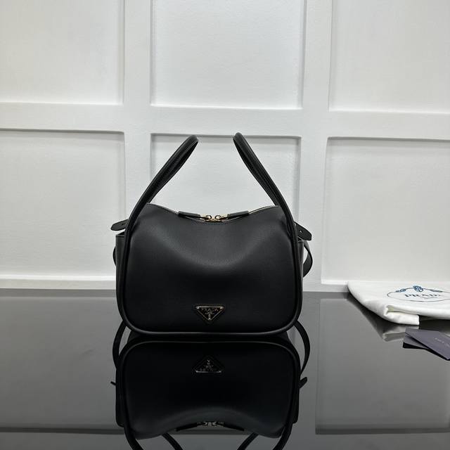 Prada 新款专柜品质,顶级原单货 原厂皮,原厂五金、实物实拍,款号:1Ba451克皮 尺寸:W25Xh18Xd10.5Cm, Prada 新款专柜品质,顶级原单货 原厂皮,原厂五金、实物实拍,款号:1Ba451克皮 尺寸:W25Xh18Xd10.5Cm,