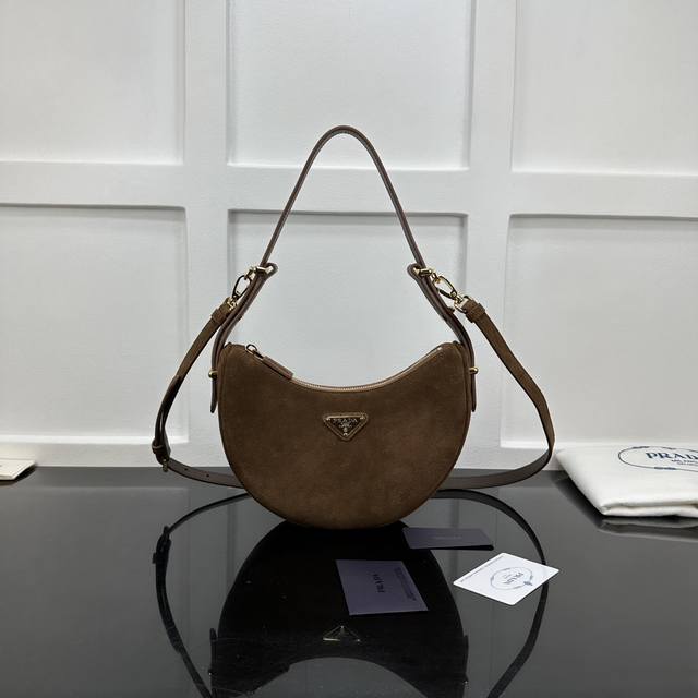 Prada 新款专柜品质,顶级原单货 原厂皮,原厂五金、实物实拍,款号:1Bc194棕磨沙皮 尺寸:W22.5Xh18.5Xd6.5Cm, Prada 新款专柜品质,顶级原单货 原厂皮,原厂五金、实物实拍,款号:1Bc194棕磨沙皮 尺寸:W22.5Xh18.5Xd6.5Cm,