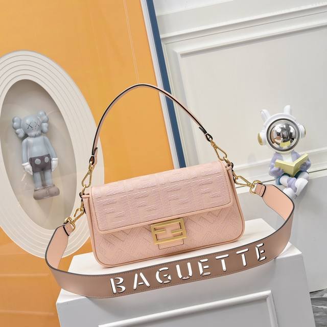 型号0053Fendi 火爆经典Baguette ,原材料采用帆布高级工艺打造,整只包双Ff立体刺绣质感无敌,配有可拆卸和Baguette字样肩带,宽肩带设计和 型号0053Fendi 火爆经典Baguette ,原材料采用帆布高级工艺打造,整只包双Ff立体刺绣质感无敌,配有可拆卸和Baguette字样肩带,宽肩带设计和