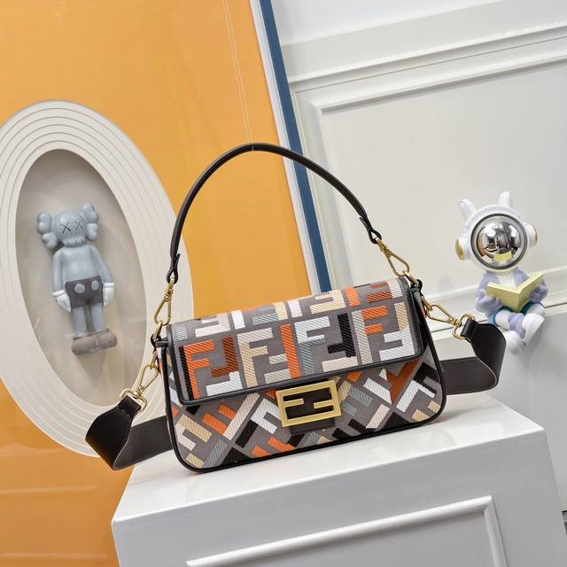 型号0053Fendi 火爆经典Baguette ,原材料采用帆布高级工艺打造,整只包双Ff立体刺绣质感无敌,配有可拆卸和Baguette字样肩带,宽肩带设计和 型号0053Fendi 火爆经典Baguette ,原材料采用帆布高级工艺打造,整只包双Ff立体刺绣质感无敌,配有可拆卸和Baguette字样肩带,宽肩带设计和
