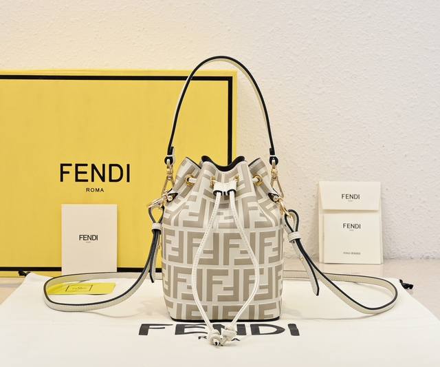 原单 Fendi Mini Bucket 小巧玲珑的,却又如此大容量 双F经典又再度回归 独特的F双圈,在这玲珑体系上又添一笔别致的点缀 可手提,亦可斜挎,满足 原单 Fendi Mini Bucket 小巧玲珑的,却又如此大容量 双F经典又再度回归 独特的F双圈,在这玲珑体系上又添一笔别致的点缀 可手提,亦可斜挎,满足