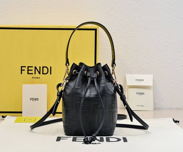 原单 Fendi Mini Bucket 小巧玲珑的,却又如此大容量 双F经典又再度回归 独特的F双圈,在这玲珑体系上又添一笔别致的点缀 可手提,亦可斜挎,满足 原单 Fendi Mini Bucket 小巧玲珑的,却又如此大容量 双F经典又再度回归 独特的F双圈,在这玲珑体系上又添一笔别致的点缀 可手提,亦可斜挎,满足