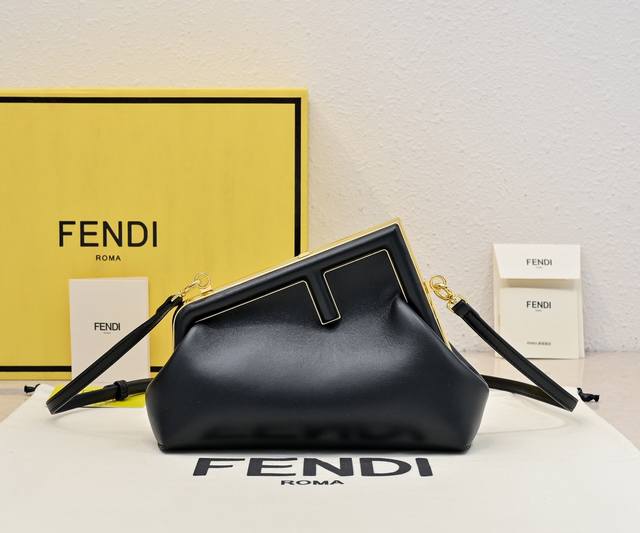 原单 全新Fend1 First来了!! 设计师Kim Jones主导下,设计的第一款Fend1,颠覆了以往的包型,金属包边大Logo锁扣加上包身设计把建筑艺术 原单 全新Fend1 First来了!! 设计师Kim Jones主导下,设计的第一款Fend1,颠覆了以往的包型,金属包边大Logo锁扣加上包身设计把建筑艺术