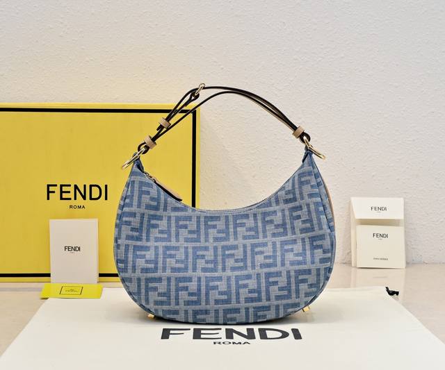 原单 尺寸29 Fend1Praphy腋下包，以月牙造型为特色，把经典金属大Logo[Fend1]装饰在包包底部，包包的轮廓很贴切身体的线条，背在腋下的时候时尚