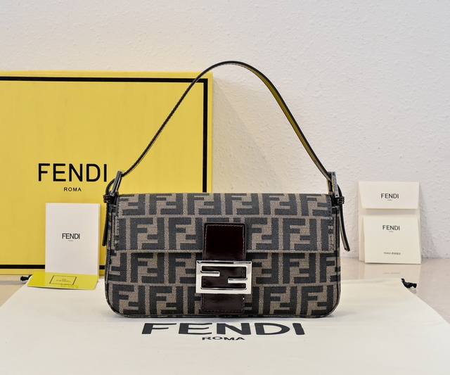 原单银扣 Fend1 Vintage 超飒的中古法棍腋下包,今年腋下包是主流,妥妥的凹造型神器,很多时尚博主都人手一个,法棍是芬迪最经典的一款包上身超好看出片率 原单银扣 Fend1 Vintage 超飒的中古法棍腋下包,今年腋下包是主流,妥妥的凹造型神器,很多时尚博主都人手一个,法棍是芬迪最经典的一款包上身超好看出片率