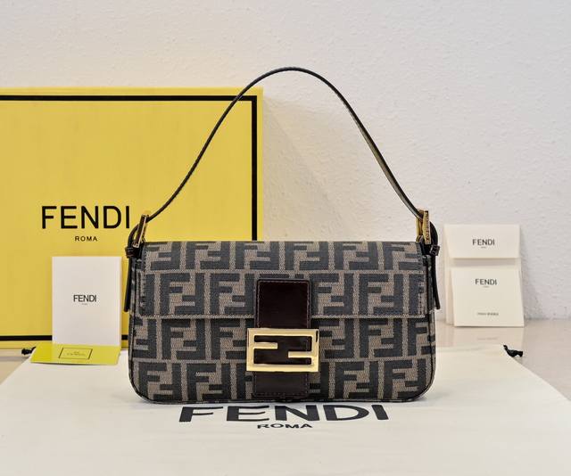 原单金扣 Fend1 Vintage 超飒的中古法棍腋下包,今年腋下包是主流,妥妥的凹造型神器,很多时尚博主都人手一个,法棍是芬迪最经典的一款包上身超好看出片率 原单金扣 Fend1 Vintage 超飒的中古法棍腋下包,今年腋下包是主流,妥妥的凹造型神器,很多时尚博主都人手一个,法棍是芬迪最经典的一款包上身超好看出片率