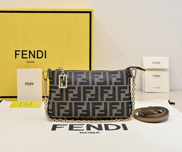 原单 Fendi 新款Baguette棕色提花Ff布料手拿包,配有可拆卸细链条,可手拿或腋下背携。拉链开合,拉链头饰有标志性Ff图案。布料材质,带有棕色和烟叶黄 原单 Fendi 新款Baguette棕色提花Ff布料手拿包,配有可拆卸细链条,可手拿或腋下背携。拉链开合,拉链头饰有标志性Ff图案。布料材质,带有棕色和烟叶黄