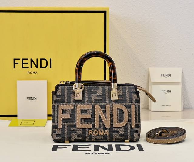 原单 Fendi By The Way 波士顿手提袋意大利小皮制作,简约风烫印字母图案,搭配双手柄和长肩带,手提或单肩,内里宽敞带中隔层。Size 20Cm~ 原单 Fendi By The Way 波士顿手提袋意大利小皮制作,简约风烫印字母图案,搭配双手柄和长肩带,手提或单肩,内里宽敞带中隔层。Size 20Cm~