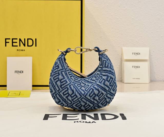 型号001 原单尺寸16Cm， Fend1Praphy腋下包，以月牙造型为特色，把经典金属大Logo[Fend1]装饰在包包底部，包包的轮廓很贴切身体的线条，背