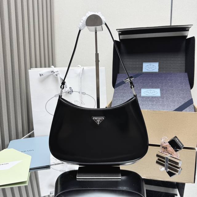 顶级原单 P家专柜最新款女士腋下包1Bc499到货啦采用进口皮革开边珠小牛皮材质,私定白呖五金,不一样的女神腋下包,又是一款永不过时的爆款,女士们,赶紧啦代工码 顶级原单 P家专柜最新款女士腋下包1Bc499到货啦采用进口皮革开边珠小牛皮材质,私定白呖五金,不一样的女神腋下包,又是一款永不过时的爆款,女士们,赶紧啦代工码